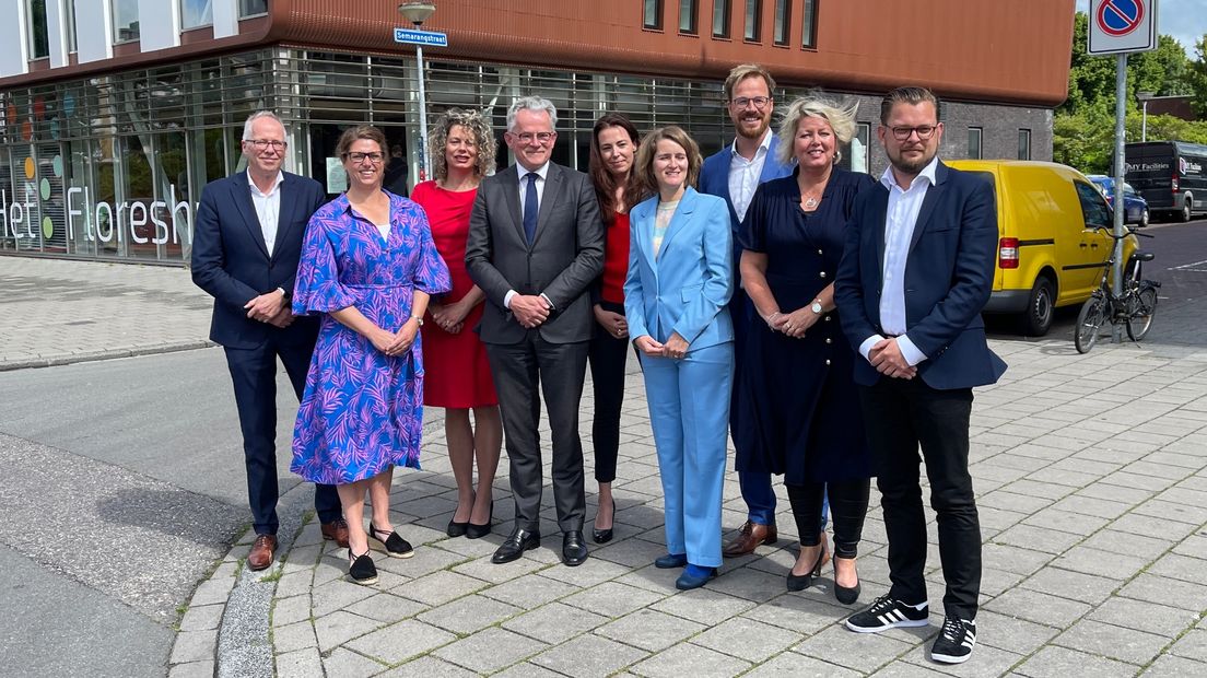 De vijf vrouwelijke en drie mannelijke wethouders van de gemeente Groningen poseren met burgemeester Koen Schuiling