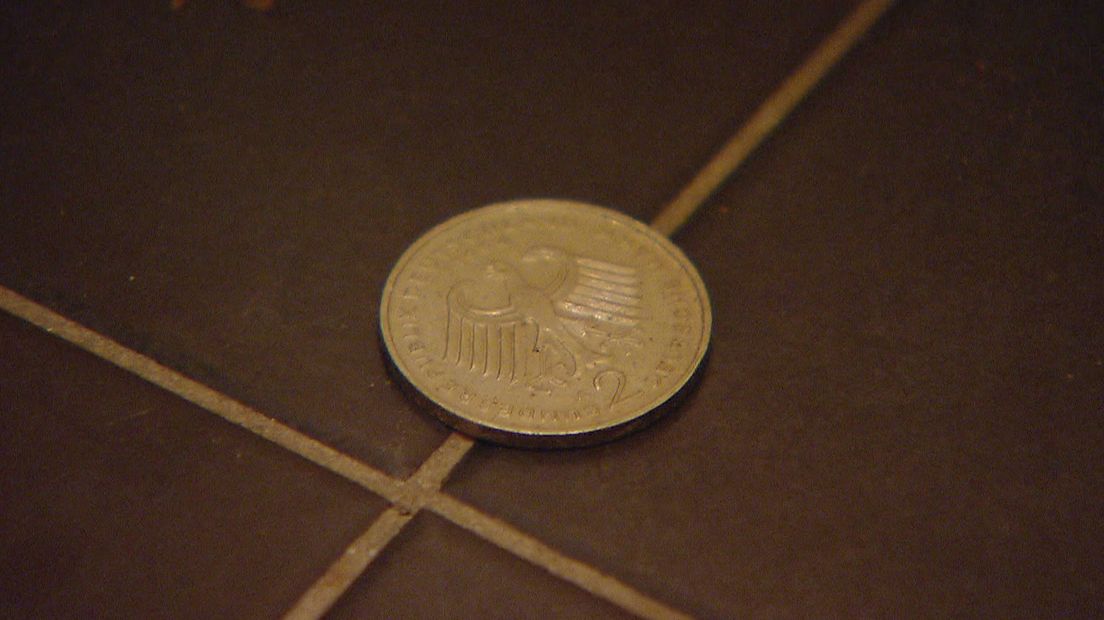 Op de toiletvloer lag een muntje van 2 Duitse Mark