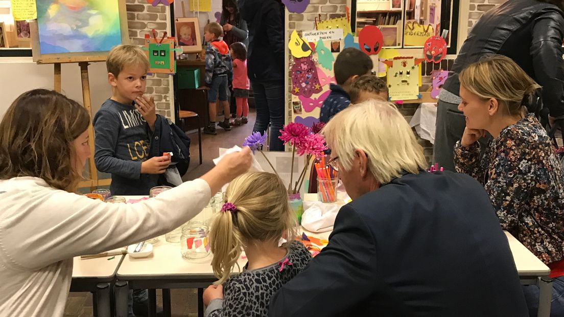 Ouders en kinderen knutselen de hele middag