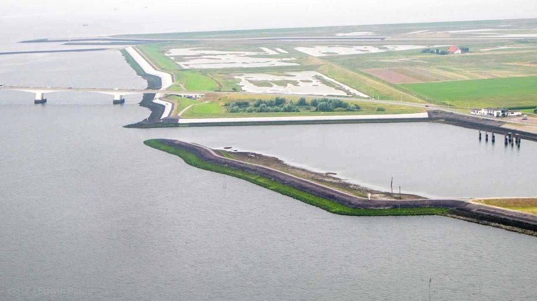Proeven met verschillende steenbekleding , bij de Zeelandbrug. Vooral stenen die een toplaag hebben van lavabrokken bevorderen de wiergroei