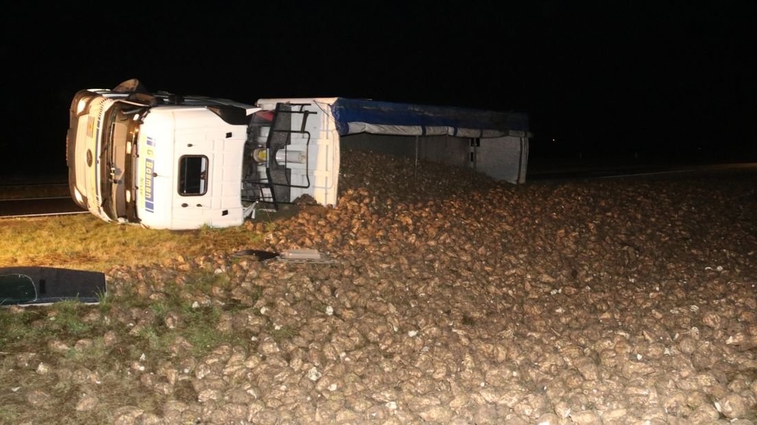 De vrachtwagen zat vol suikerbieten