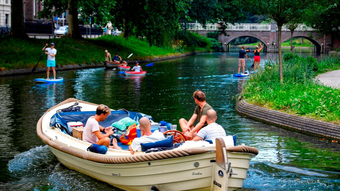 In de singels is het gezellig druk. Het lijkt alsof alles dat kan varen, ook vaart. En zelfs het peddelen op een surfboard wint terrein in de Utrechtse singels.