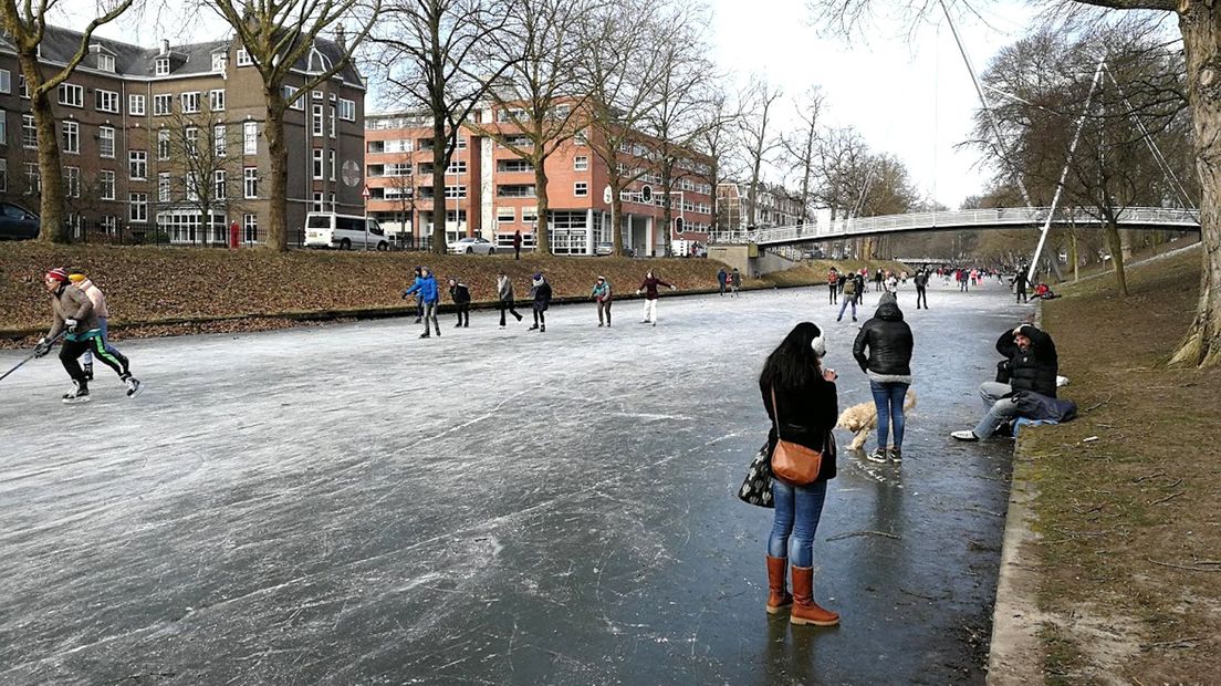 Uit het archief: schaatsen bij de Catharijnesingel.