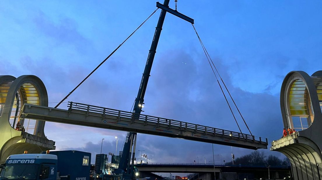 De noodbrug wordt op zijn plaats gehangen