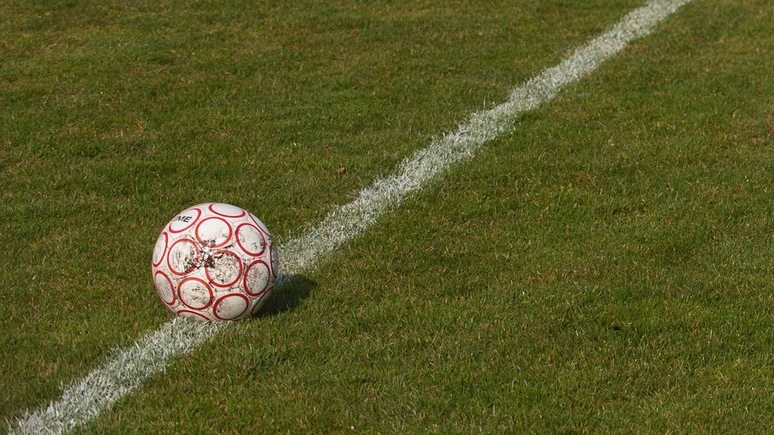 Raaltenaar houdt in een minuut 270 keer een voetbal hoog RTV Oost