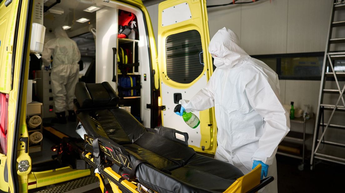 Ambulancepersoneel van het HMC Westeinde reinigt een brancard