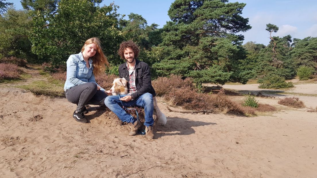 Claire en Marcel Bouvrie met hond Flea.