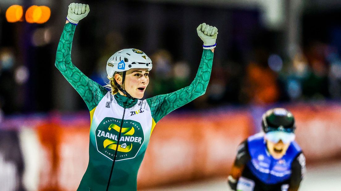Irene Schouten juicht na het winnen voor Arianna Pruisscher (tweede) tijdens het NK marathonschaatsen dames op IJsbaan De Meent