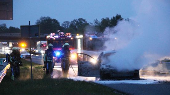 112 nieuws: Vrachtwagen gekanteld op de N739 bij Beckum, chauffeur raakt gewond.