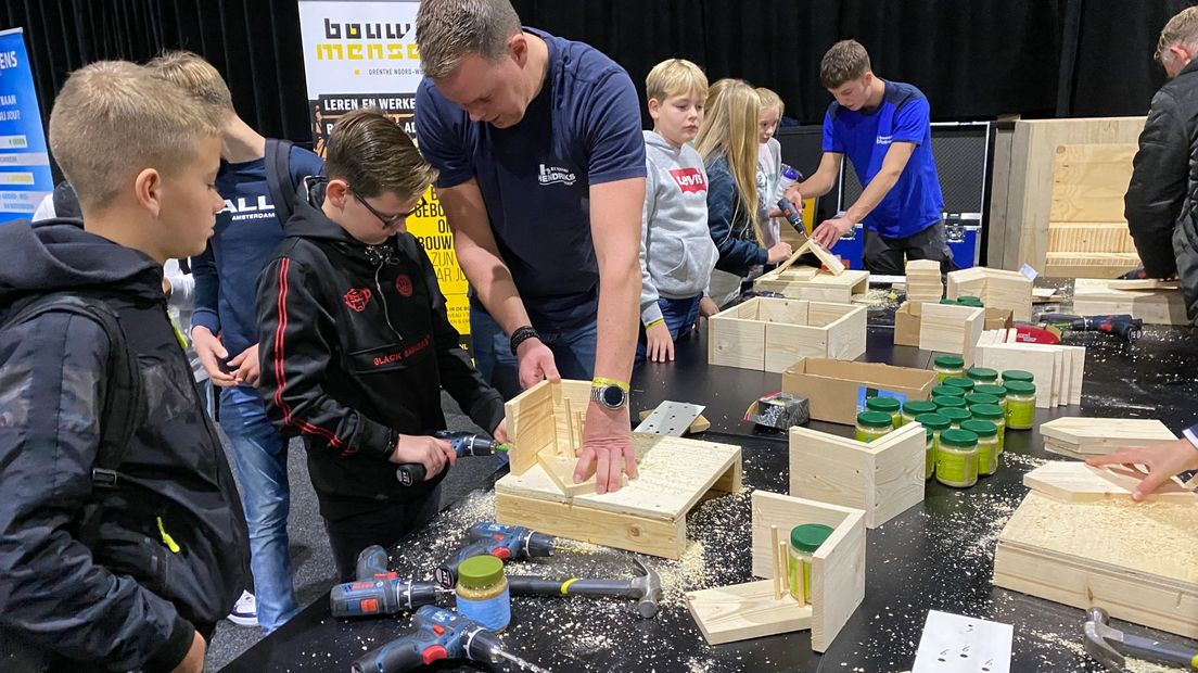 Leerlingen knutselen een vogelhuisje in elkaar bij een van de stands van Techniek Tastbaar.