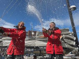 Gejuich en champagne in Scheveningen voor winnaars zeilrace Globe 40: 'Echt ongelooflijk'