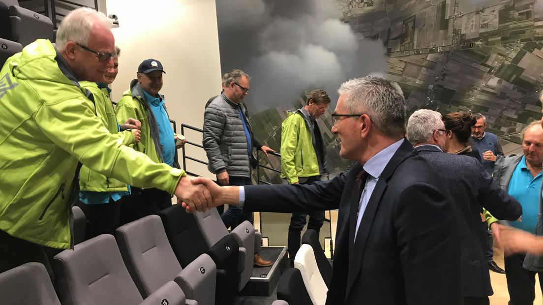 Gedeputeerde Henk Jumelet feliciteert de vrijwilligers van Glasvezel Zuidenveld
(Rechten: RTV Drenthe/Steven Stegen)