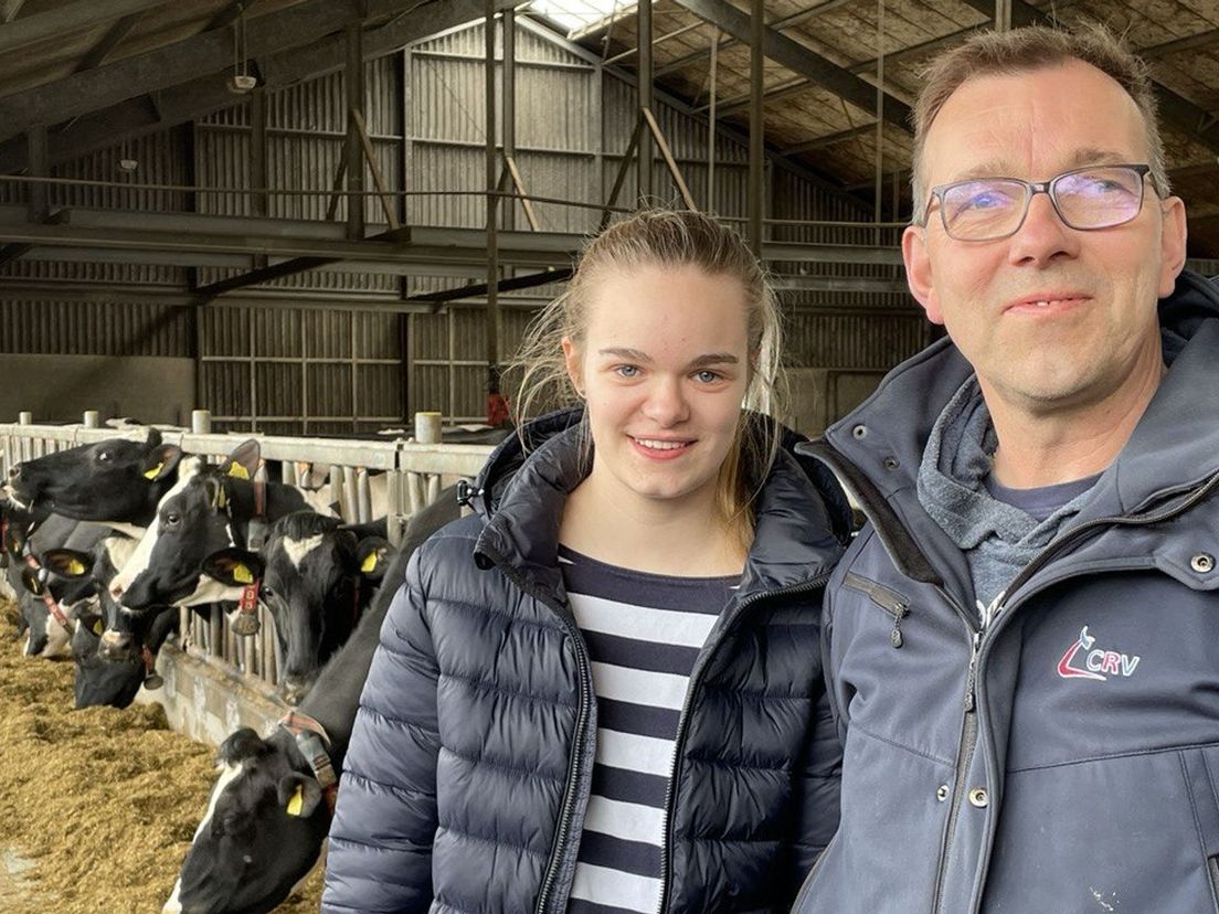 Gerard Meerkerk (r) met zijn dochter Mariëlle in de stal van hun bedrijf