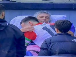 Ongeneeslijk zieke Feyenoord-fan Kees over de knuffel van Kökçü: 'Hij is een bere-aanvoerder'