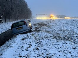 Auto bij Deventer van de weg door gladheid na sneeuwval