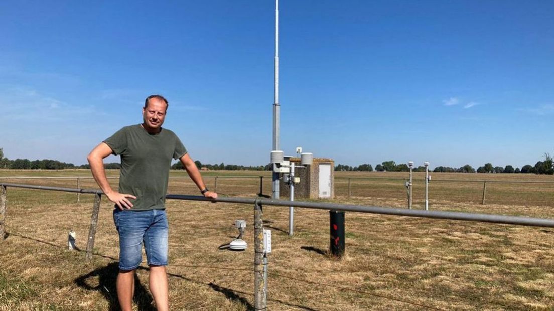Meteoroloog Alfred Snoek van Weerplaza bij het weerstation in Hupsel