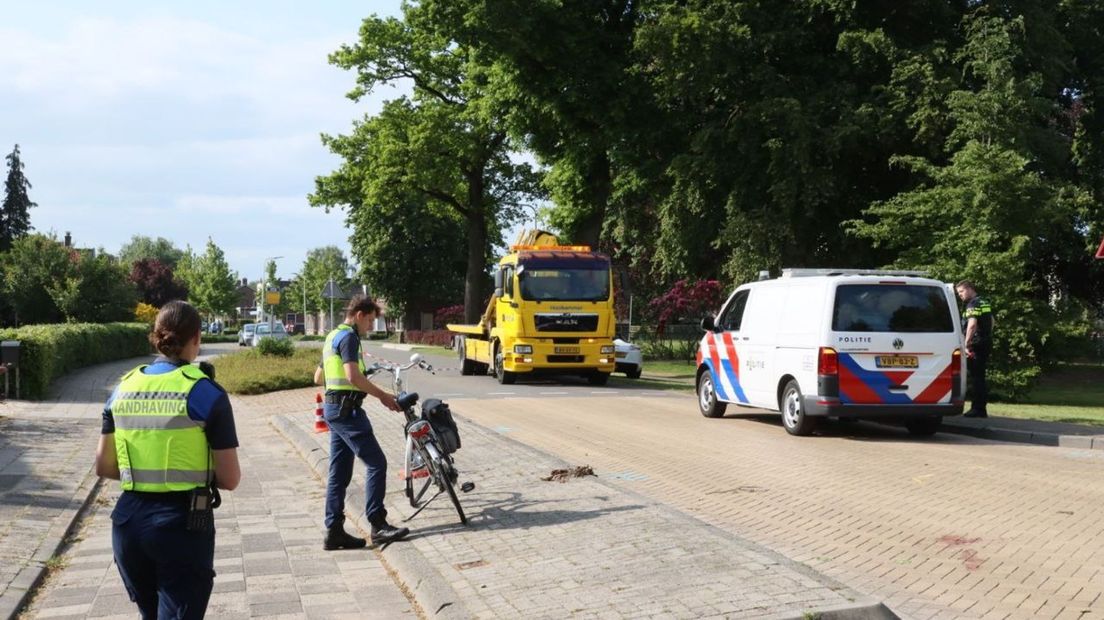Politie doet onderzoek na aanrijding tussen auto en fietser in Tuk