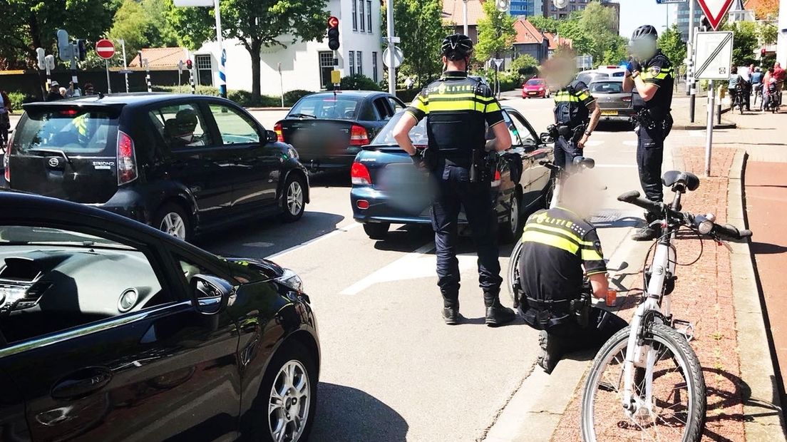 Politieagenten bij verkeersruzie aan de Badhuisstraat in Vlissingen
