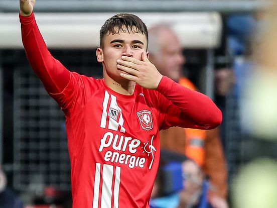 Ugalde bezorgt Twente in blessuretijd winst in Heerenveen bij start play-offs