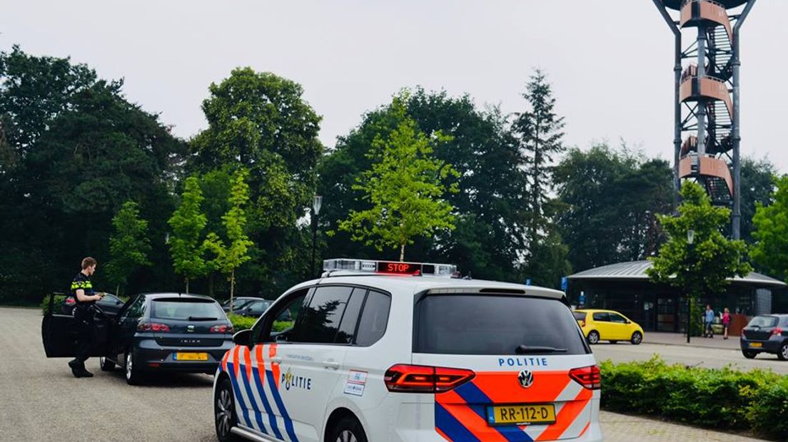 Automobilist Negeert Stopteken Terwijl Hij Drugs Wegmoffelt In Zijn ...