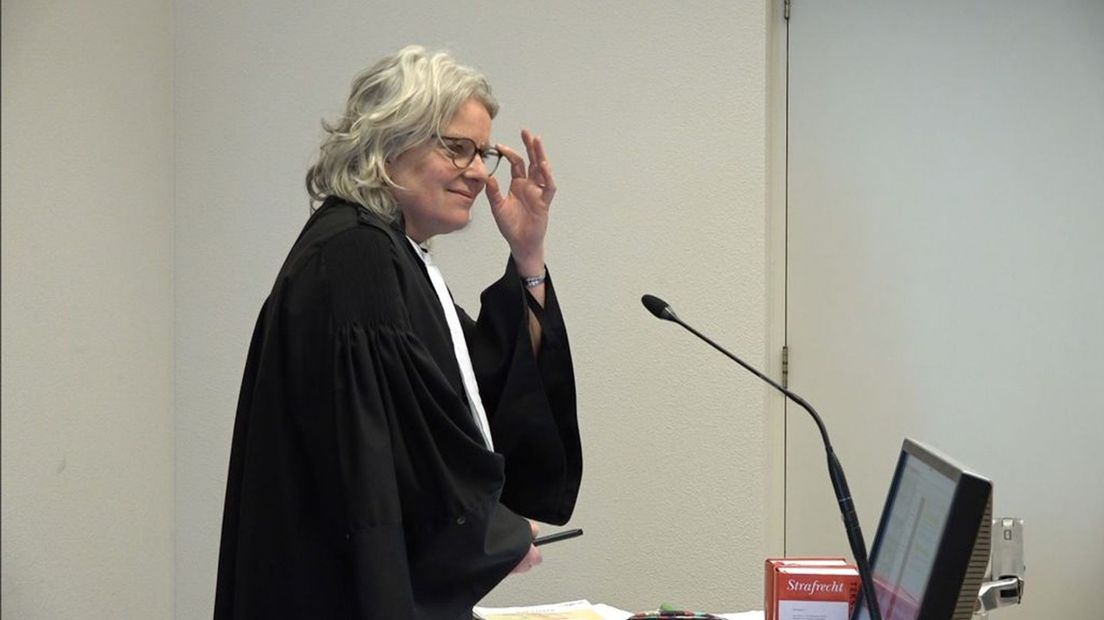 De officier van justitie.
