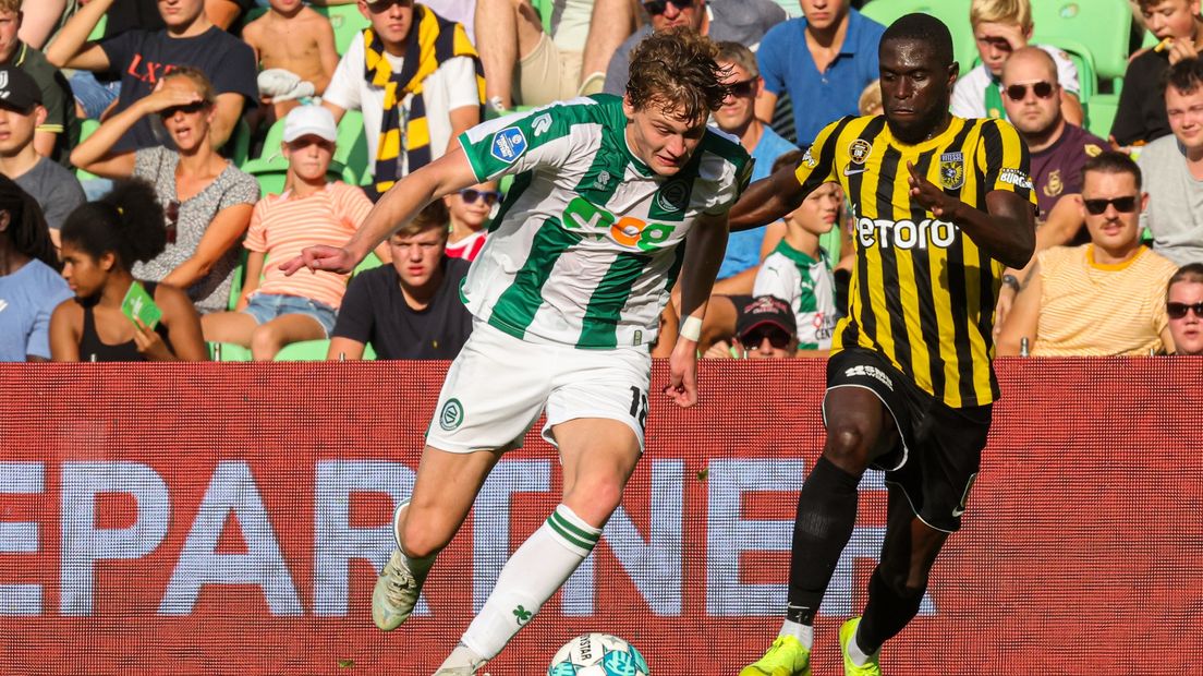 Isak Määttä heeft de bal tijdens een eerdere wedstrijd tegen Vitesse