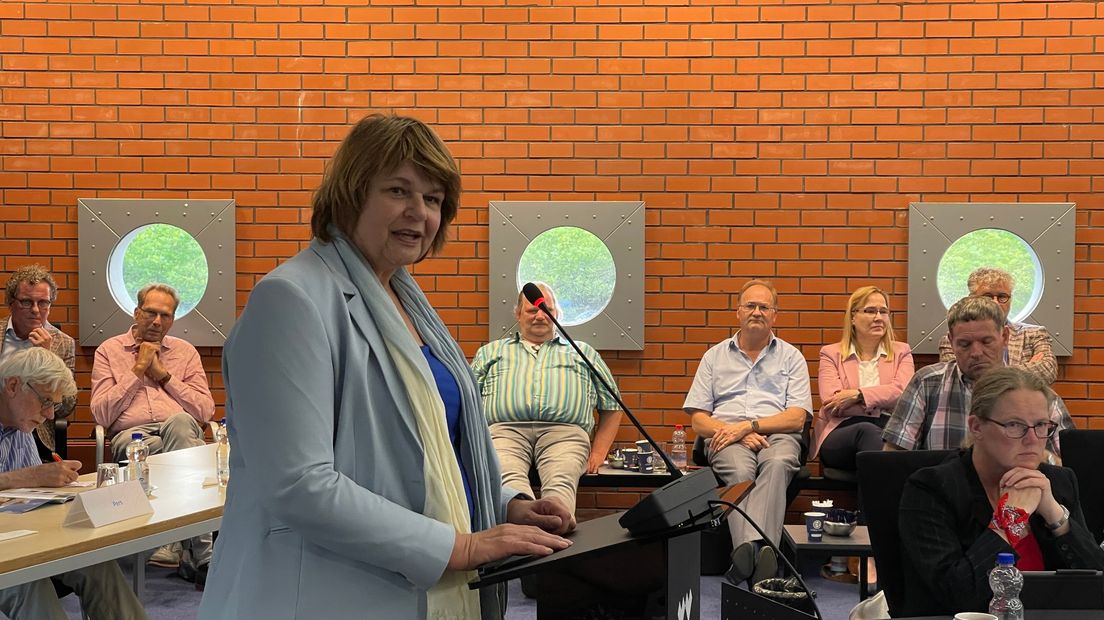 Marjan Sijperda stelt zich voor aan de gemeenteraad. De wethouder is de enige vrouw in het college