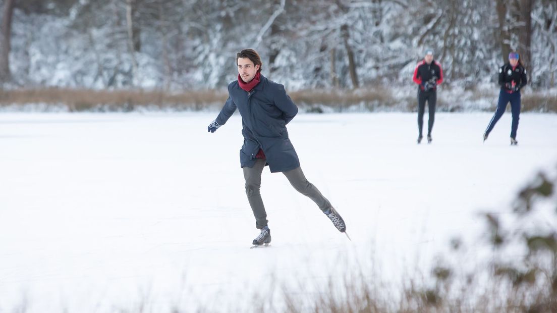 Rogier schaatst een paar rondjes voordat hij aan het werk gaat.