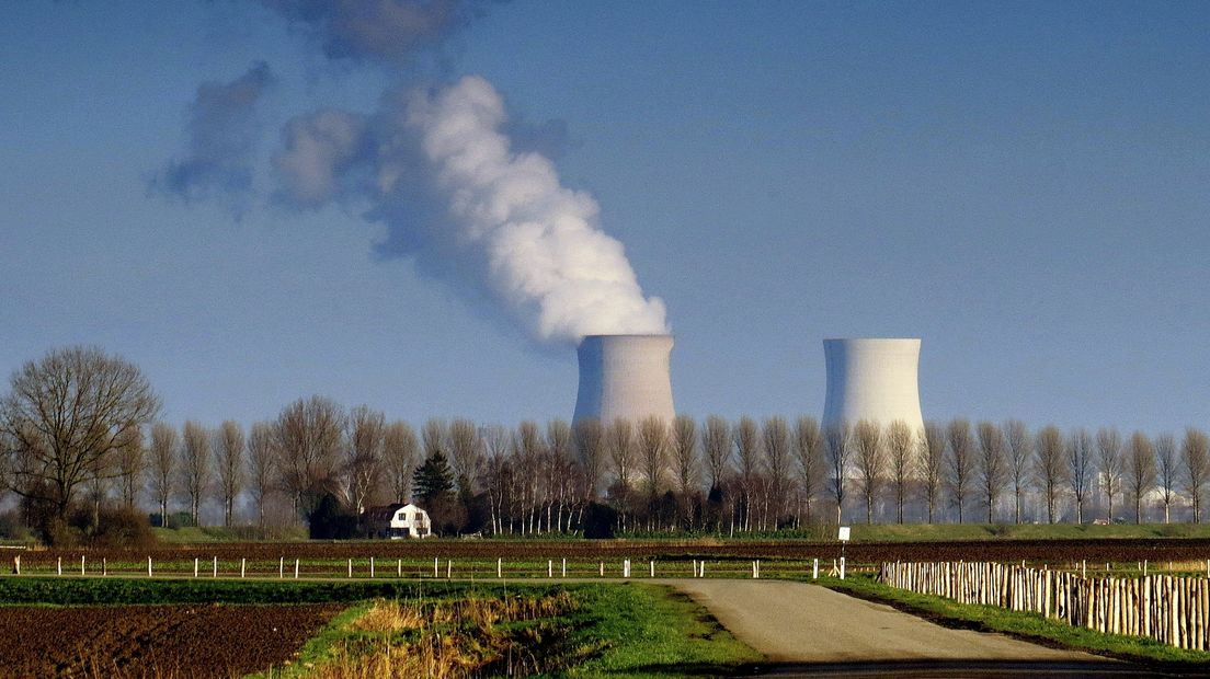 De kerncentrale van Doel, gezien vanuit de polders bij Hulst