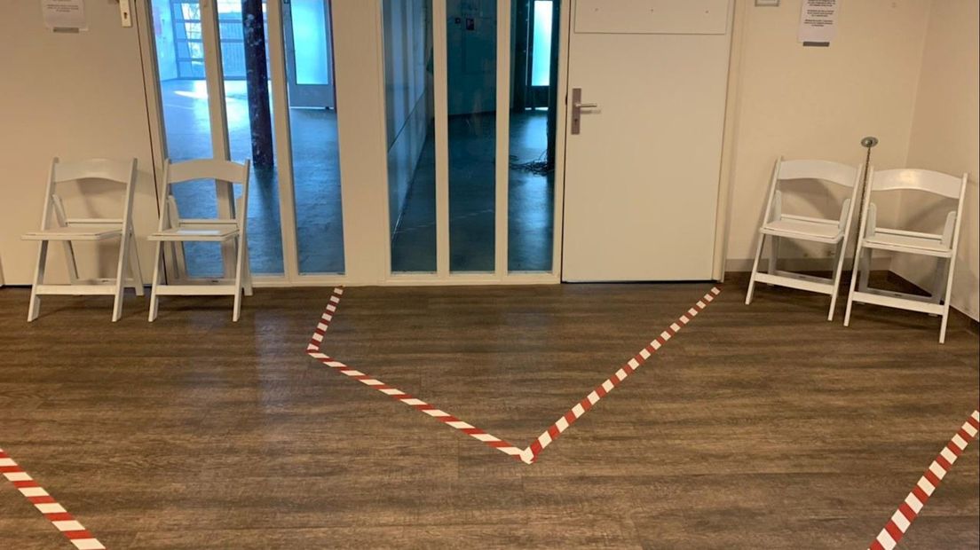 Patiënten in de wachtruimtes zitten ver uit elkaar