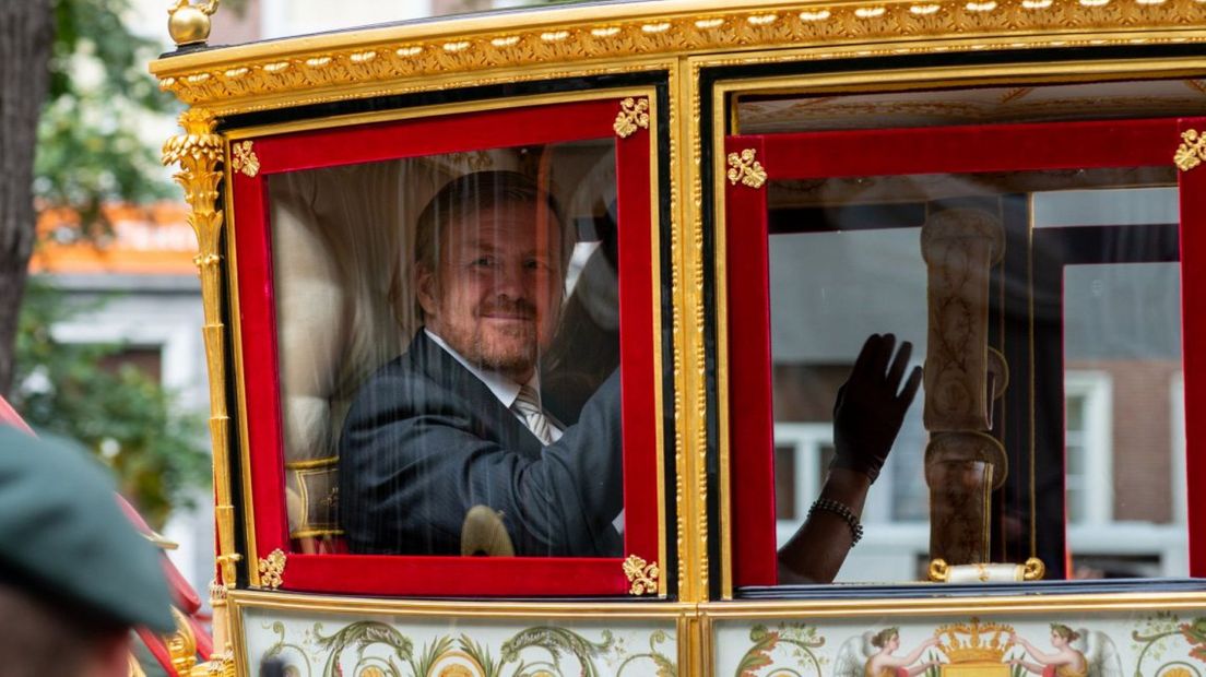 Koning Willem-Alexander tijdens de traditionele rijtoer