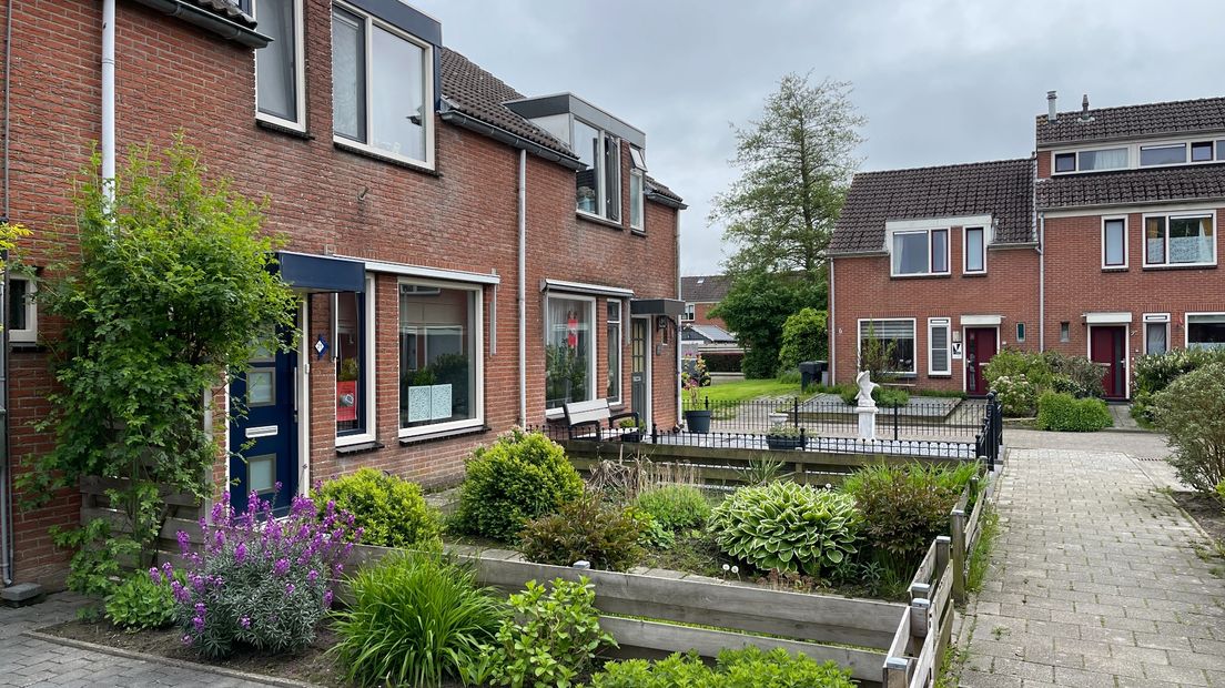 De huizen rechts worden gesloopt, de huizen links blijven staan