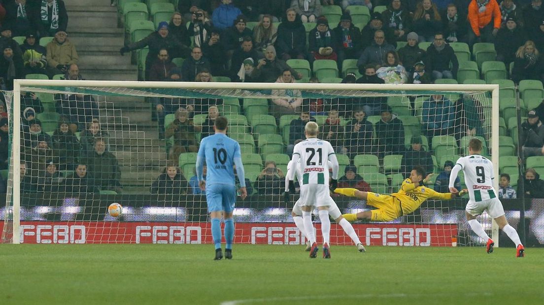 Samir Memisevic breekt de wedstrijd open door de 1-0 te scoren uit een strafschop