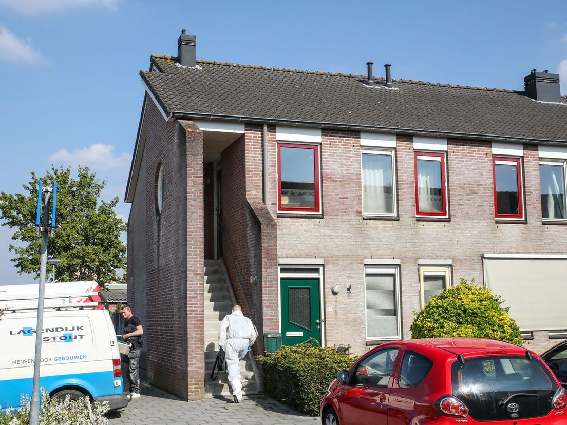 De politie verricht onderzoek in een woning in Oud-Alblas