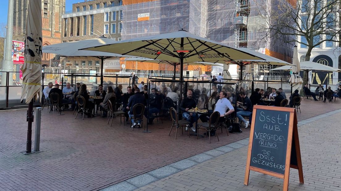 De vergadering op het terras van de Drie Gezusters