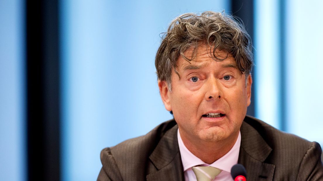 Arriva-directeur Anne Hettinga heeft belangstelling voor de sprinters Groningen-Zwolle (Rechten: Jerry Lampen/ANP)