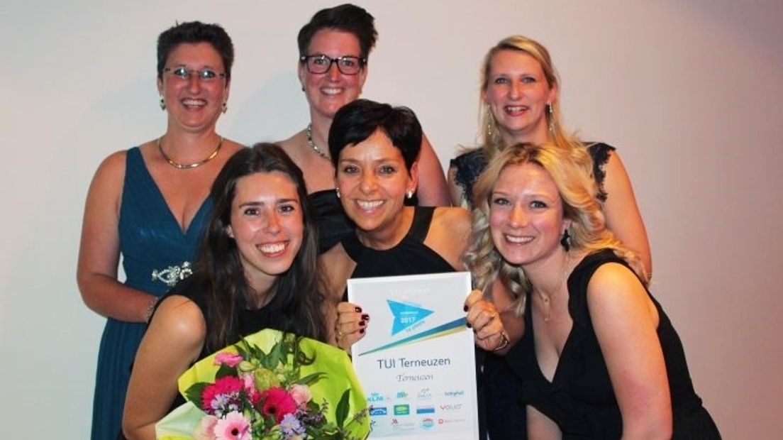 Het personeel van reisbureau TUI in Terneuzen neemt titel Reisbureau van het Jaar 2017 in ontvangst