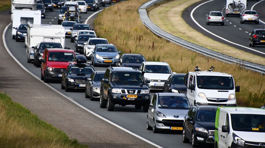 Op de A58 staat een lange file na een ongeluk