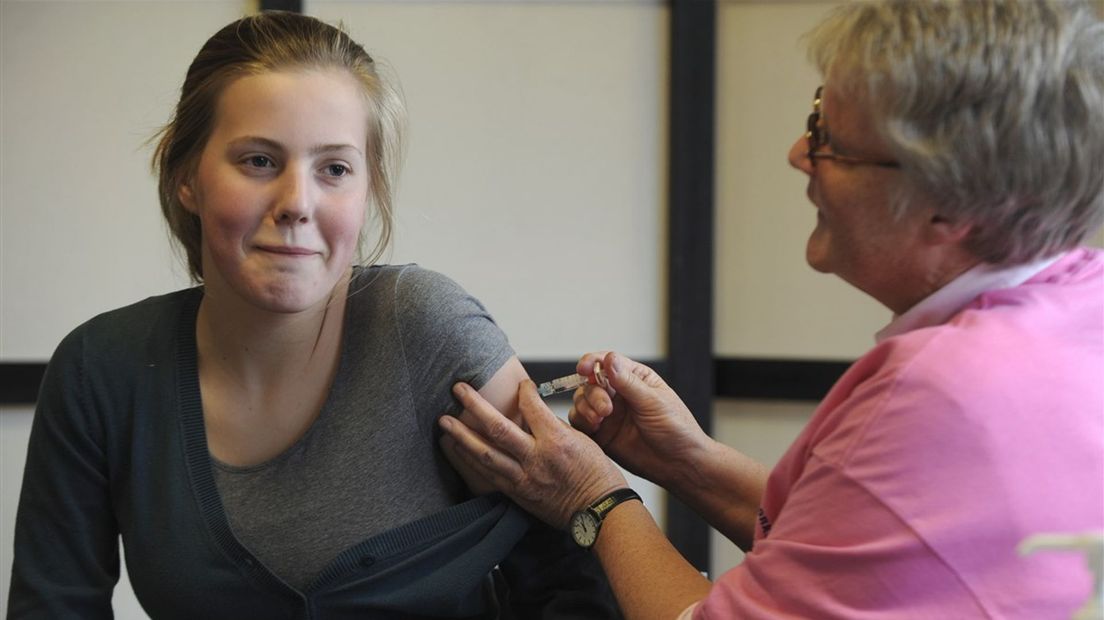 Een meisje laat zich inenten tegen het HPV virus, dat baarmoederhalskanker kan veroorzaken.