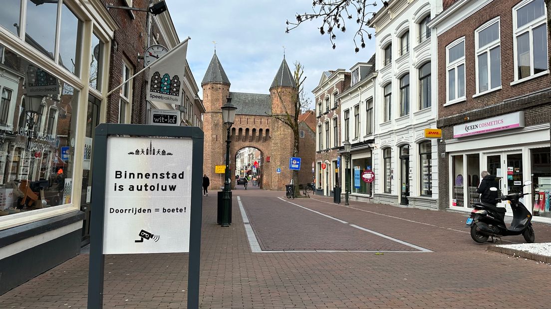 Entree autoluwe binnenstad bij de Kamp.