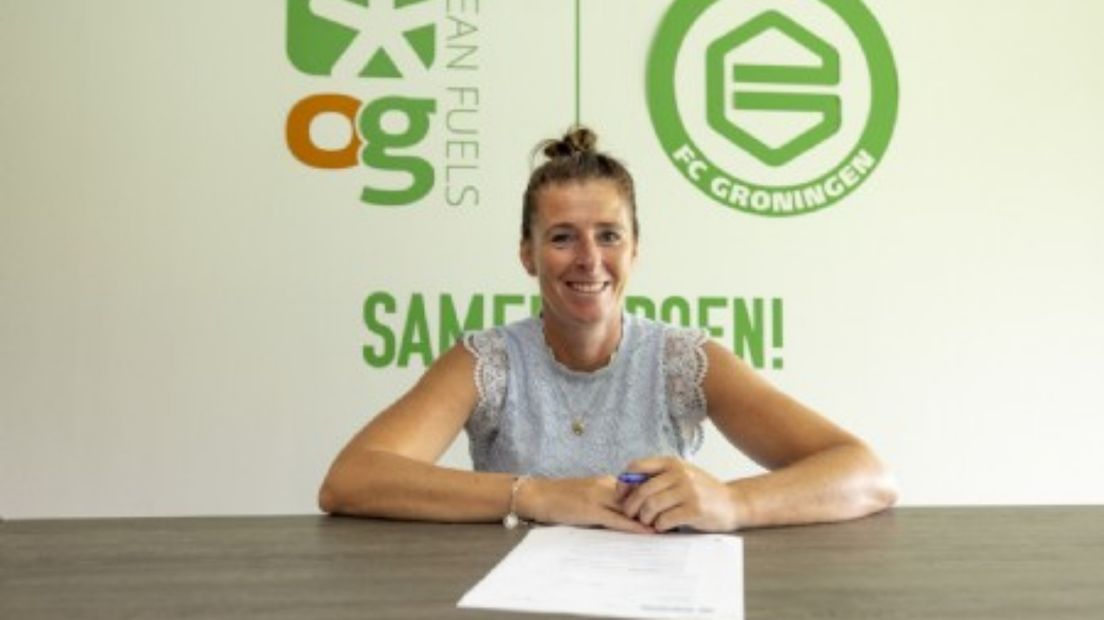Atty Eelkema tekent haar contract bij FC Groningen