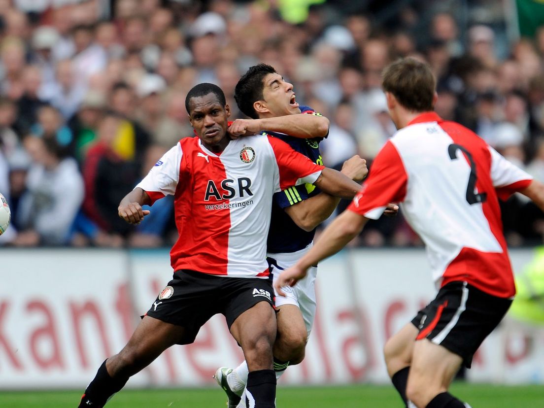 André Bahia is hier in duel met Luis Suárez tijdens Feyenoord-Ajax