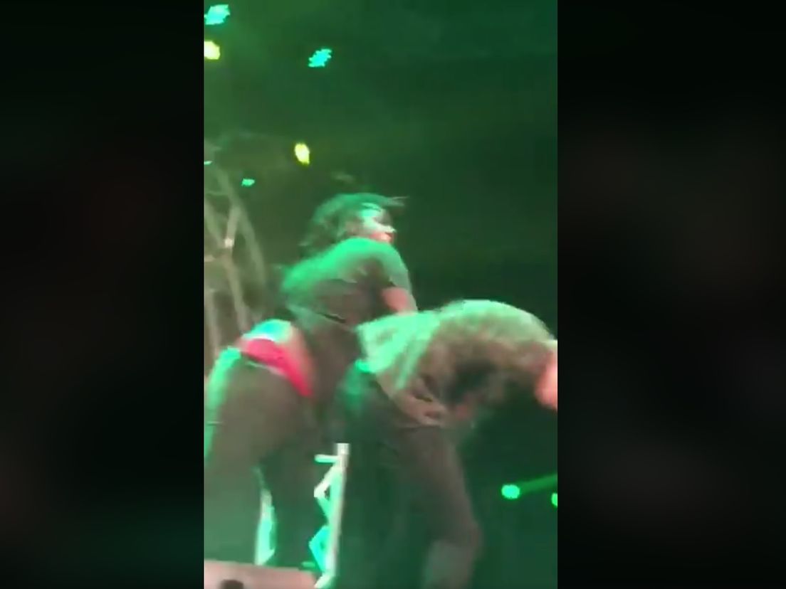 Artiest slaat jongen van het podium af (Rechten: screenshot Facebook)