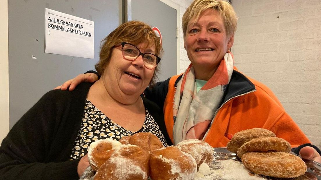 Marc verrast vrijwilligers met oliebollen