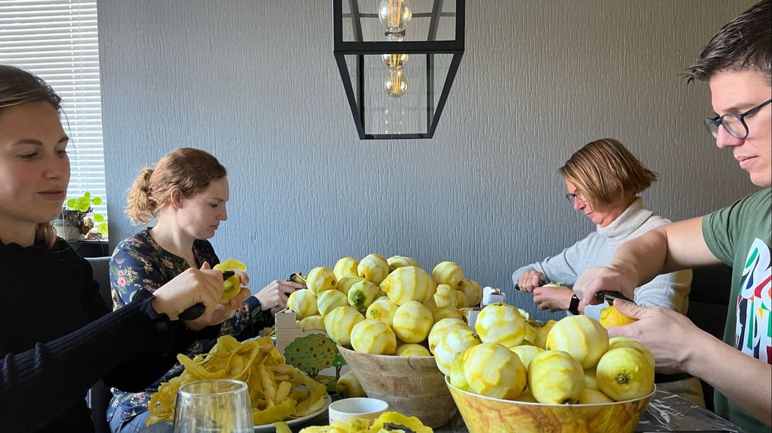 De citroenen worden in huize Steenbeek-Verduijn met de hand geschild