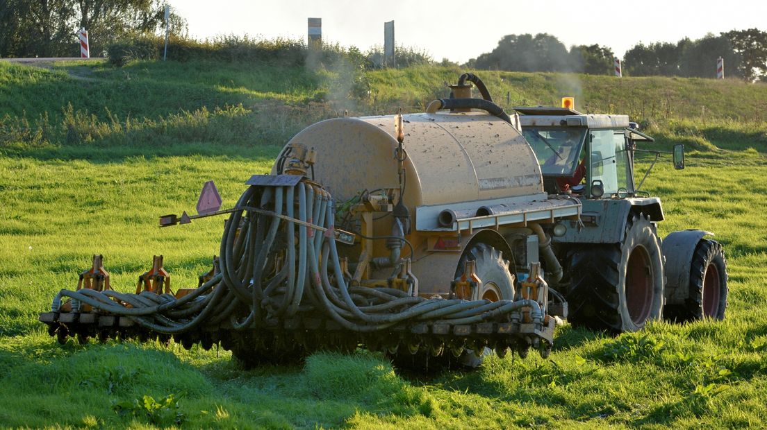 Een boer is bezig een stuk grasland op basis van injectietechniek te bemesten met een milieuvriendelijke bodembemester