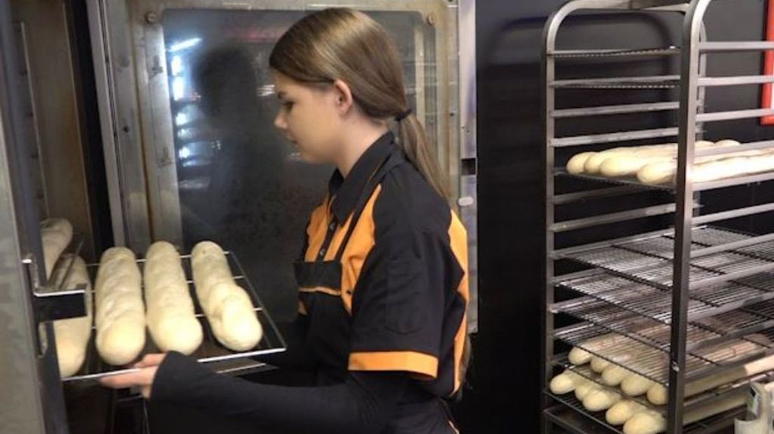 Er gaan wat extra stokbroden de oven in.
