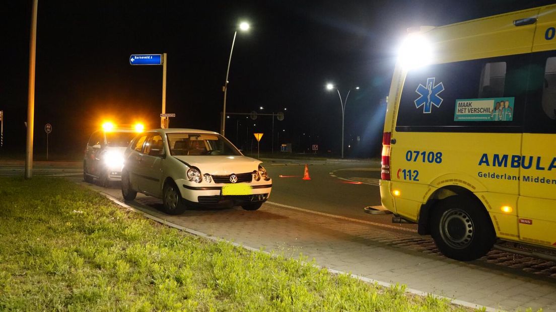 De beschadigde auto op de rotonde in Barneveld.