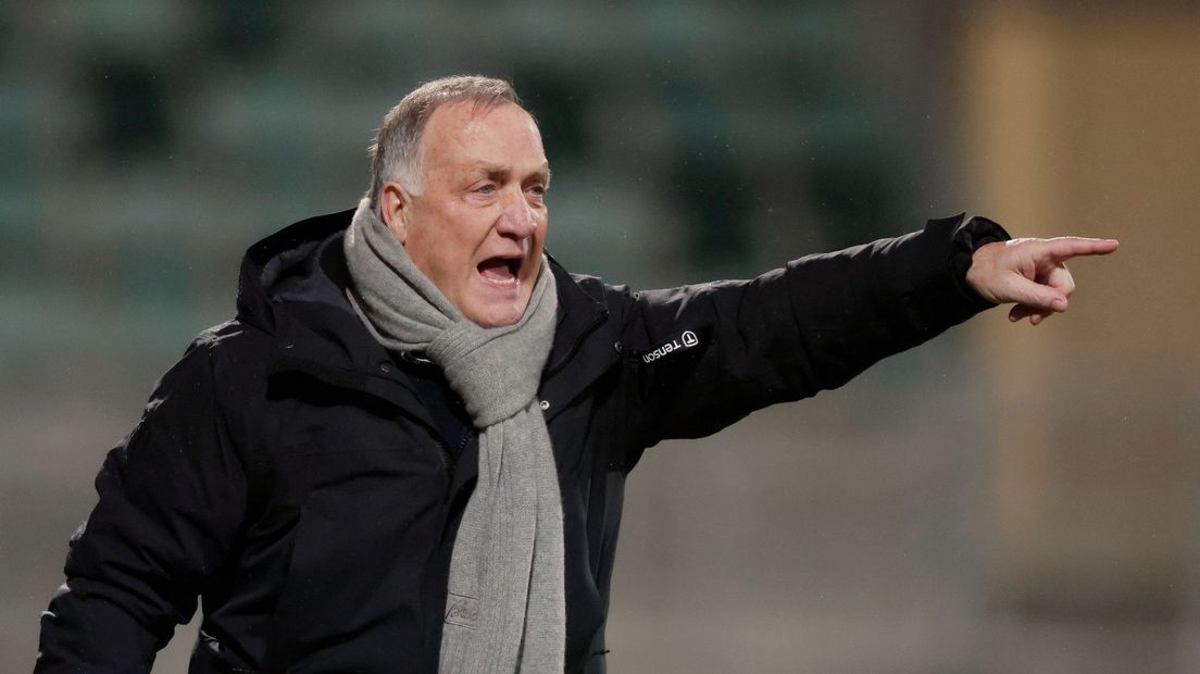 Dick Advocaat is nog altijd druk langs de lijn