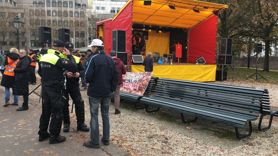 De eerste demonstranten verzamelen zich rond de Koekamp.